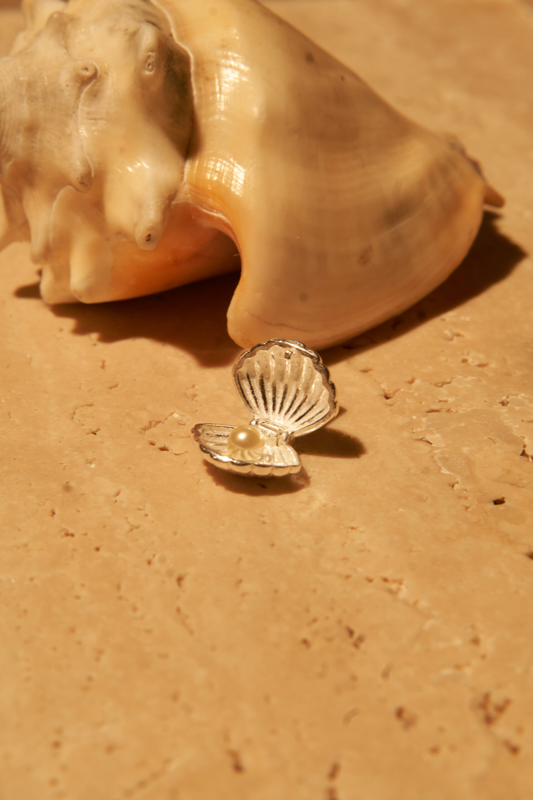 Joias Mermaidcore da coleção Vanessa Lopes Camadi com conchas e sereias.