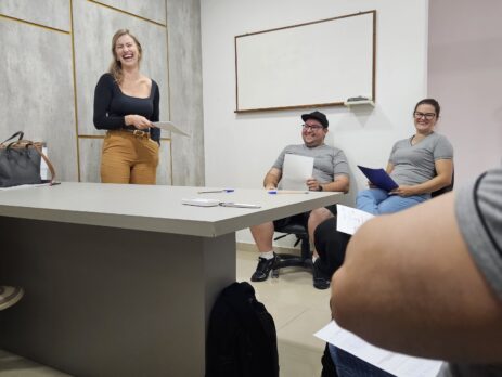 Equipe de vendas sendo treinada para contar a história da marca Camadi Joias, fortalecendo a conexão emocional com os clientes.