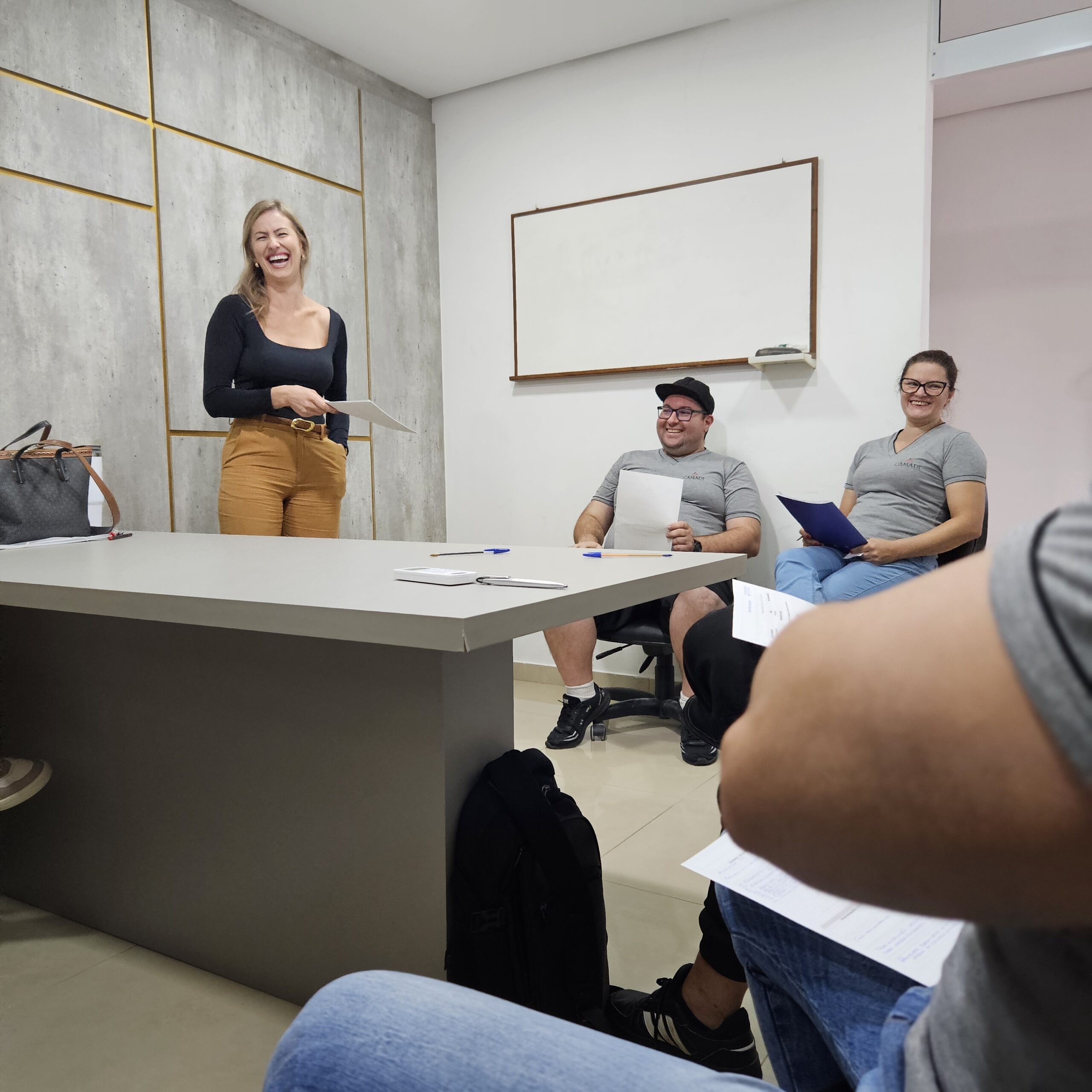 Equipe de vendas sendo treinada para contar a história da marca Camadi Joias, fortalecendo a conexão emocional com os clientes.